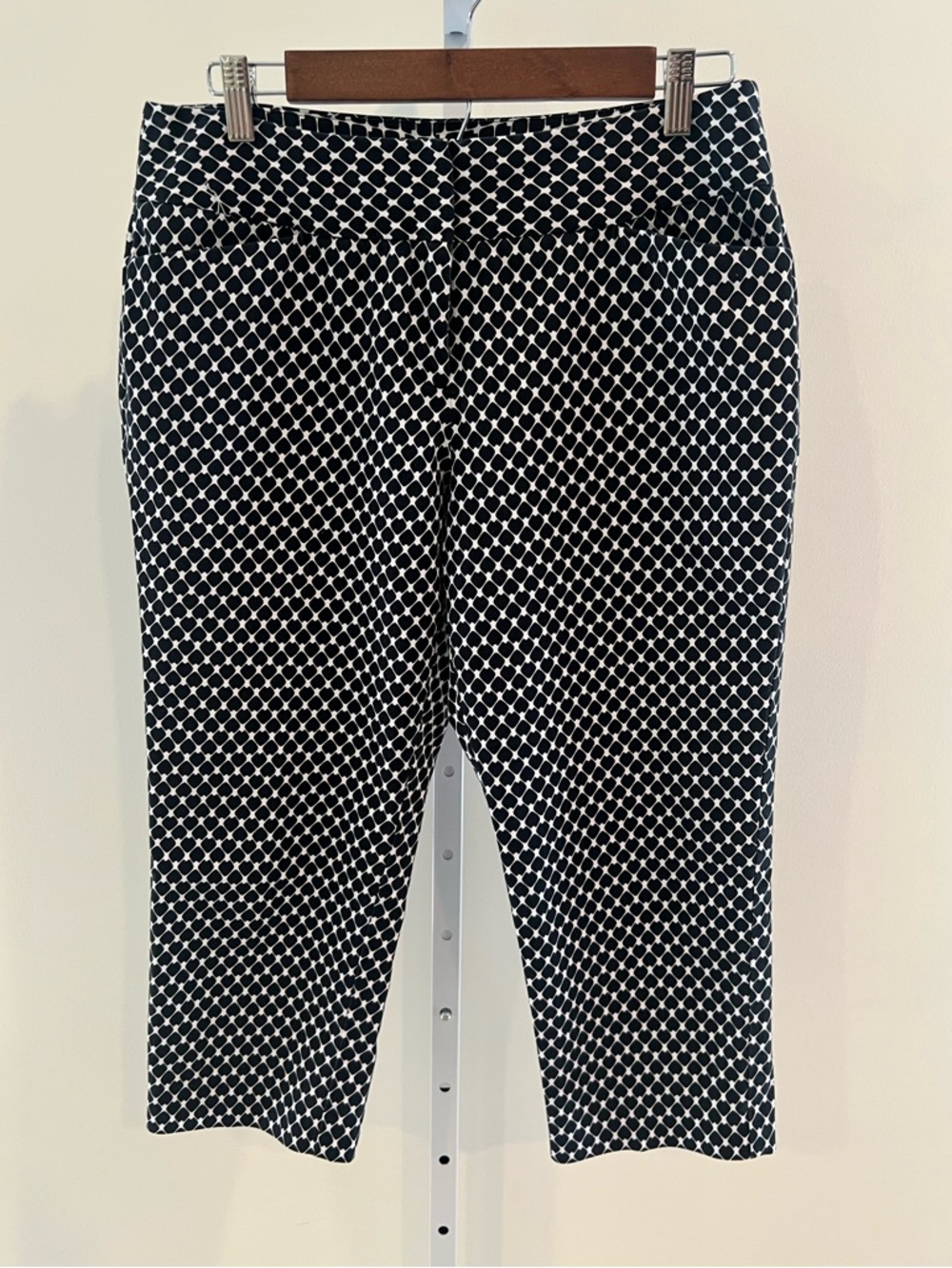 Worthington Black and White Modern Fit Geometric Pattern Capri Pants Womens Sz 8